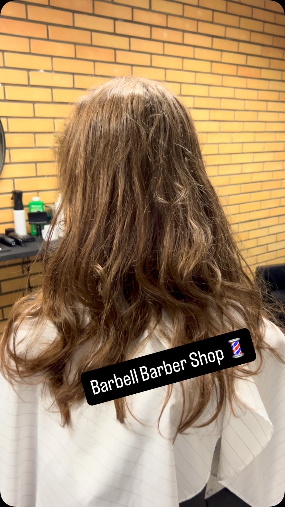 Barbell Barbershop interjers, krēsls un instrumenti