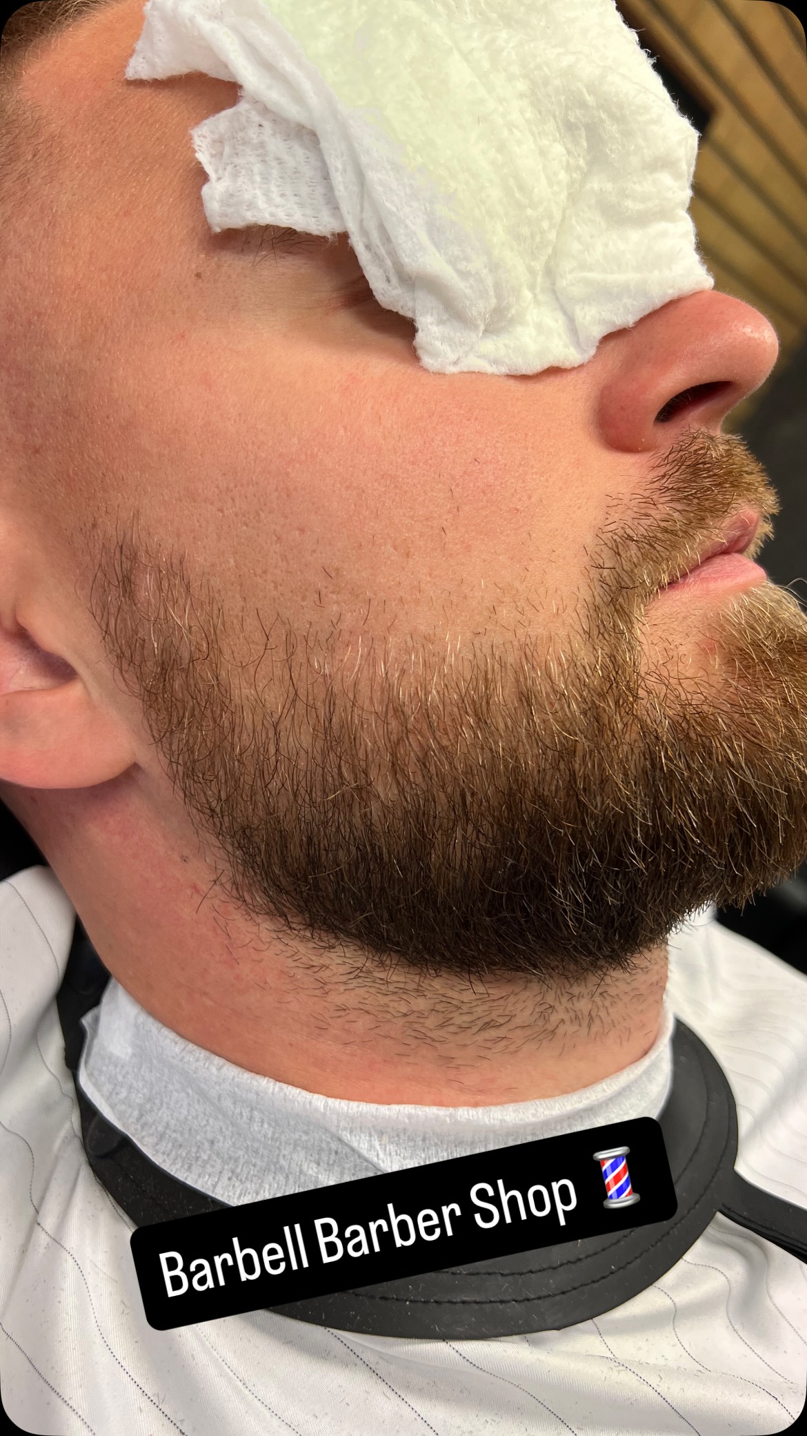 Detalizēta bārdas korekcija ar asmeni