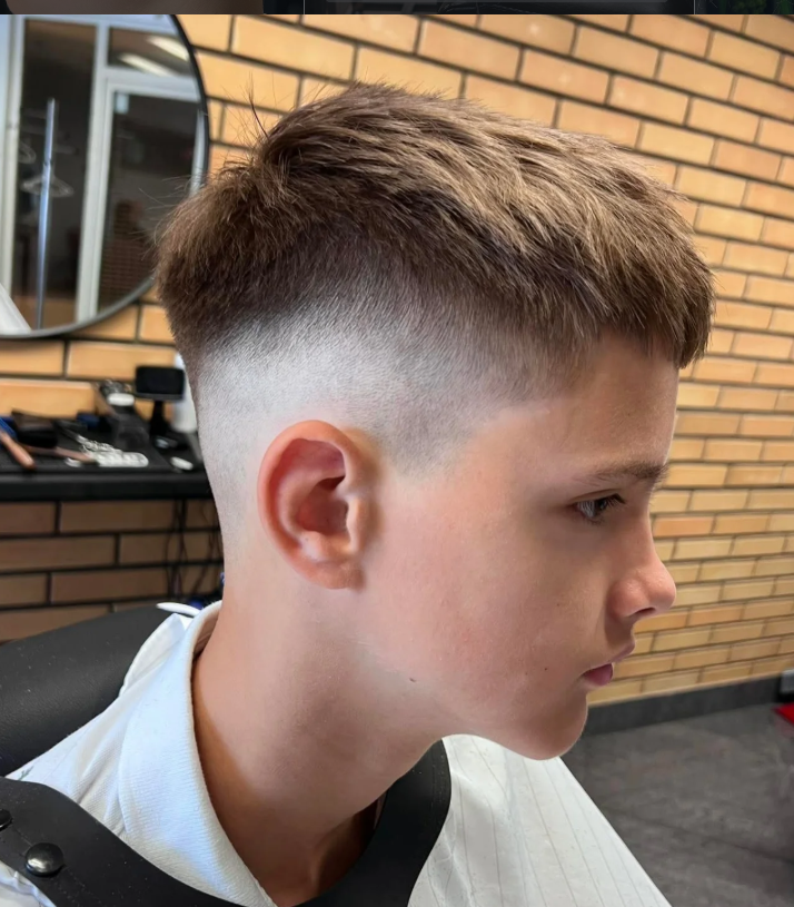 Bērnu skin fade ar tekstūrētu virspusi
